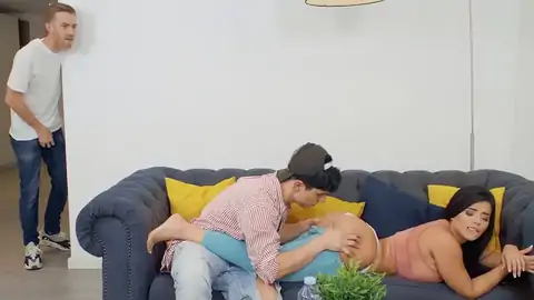 Sara Retali getting her large ass licked in the kitchen